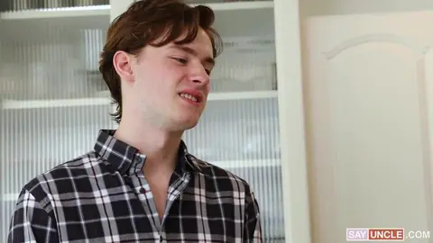 Un beau gosse naturiste piège sexuellement un twink