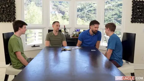 Deux twinks fauchés, nuls au poker (mais doués pour sucer)