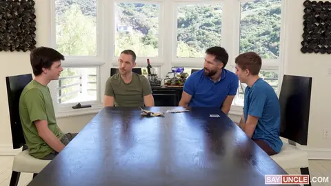 Deux twinks fauchés, nuls au poker (mais doués pour sucer)