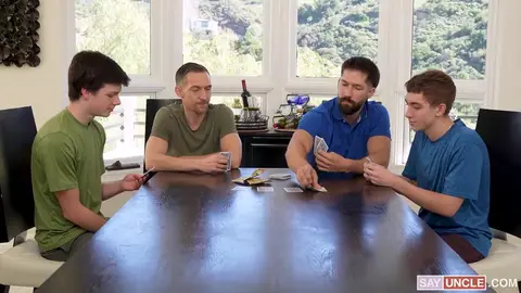 Deux twinks fauchés, nuls au poker (mais doués pour sucer)