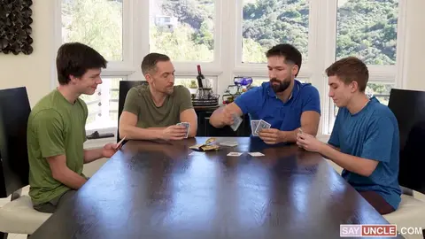 Deux twinks fauchés, nuls au poker (mais doués pour sucer)