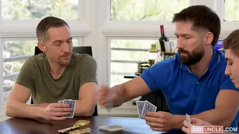 Deux twinks fauchés, nuls au poker (mais doués pour sucer)