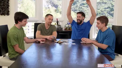 Deux twinks fauchés, nuls au poker (mais doués pour sucer)