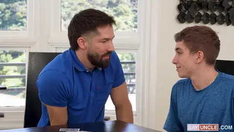 Deux twinks fauchés, nuls au poker (mais doués pour sucer)