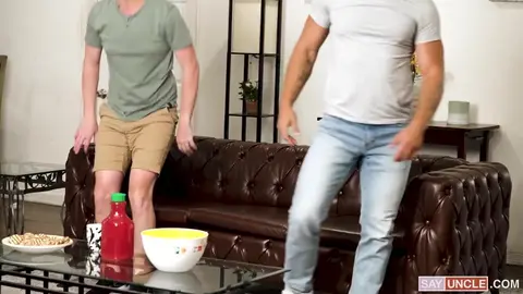 Des potes échangent leurs beaux-fils pour se rapprocher d'eux