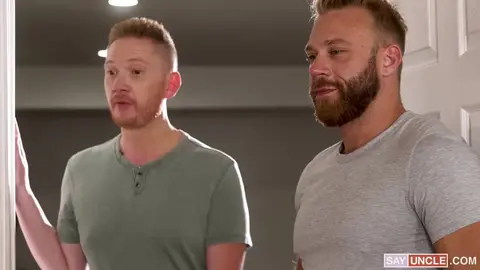 Des potes échangent leurs beaux-fils pour se rapprocher d'eux