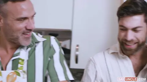 Des hommes sexy en tablier se lancent dans une partouze à quatre torride en cuisine