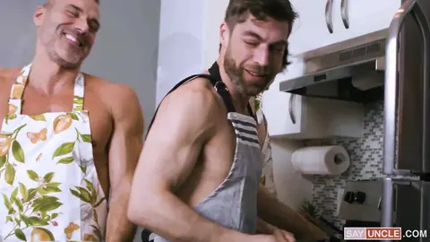 Des hommes sexy en tablier se lancent dans une partouze à quatre torride en cuisine