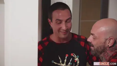 Le Père Noël déballe sa bite