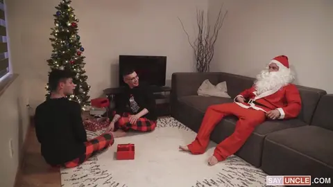 Le Père Noël déballe sa bite