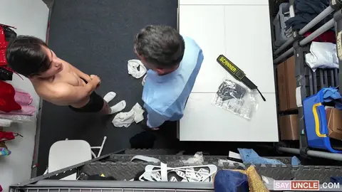 Si Tu Voles des Sous-Vêtements, Tu Dois Laisser l'Agent de Sécurité te les Enlever