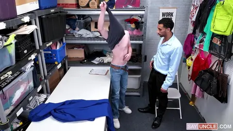 Pris la Main dans le Sac, l'Étudiant se Fait Défoncer le Trou et Cracher au Visage