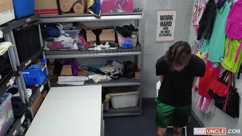 Montre-moi Pourquoi les Mecs Font la Queue dans les Toilettes Publiques pour Mettre Leur Bite dans Ta Bouche