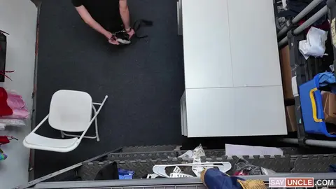 Montre-moi Pourquoi les Mecs Font la Queue dans les Toilettes Publiques pour Mettre Leur Bite dans Ta Bouche