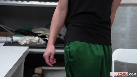 Montre-moi Pourquoi les Mecs Font la Queue dans les Toilettes Publiques pour Mettre Leur Bite dans Ta Bouche