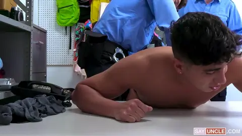 Il a Volé ! Mais s'il Nous Fait Jouir, on le Laisse Partir
