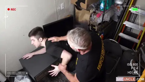Harrison se fait surprendre en train de baiser dans des toilettes et se fait défoncer par l'officier