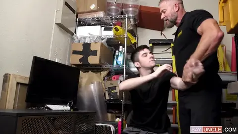 Harrison se fait surprendre en train de baiser dans des toilettes et se fait défoncer par l'officier