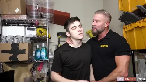 Harrison se fait surprendre en train de baiser dans des toilettes et se fait défoncer par l'officier