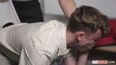 Le Trou du Twink Intello Encaisse Bien une Bonne Défonce
