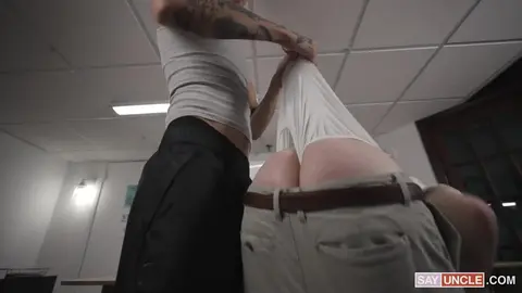 Le Trou du Twink Intello Encaisse Bien une Bonne Défonce