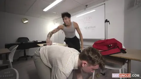 Le Trou du Twink Intello Encaisse Bien une Bonne Défonce