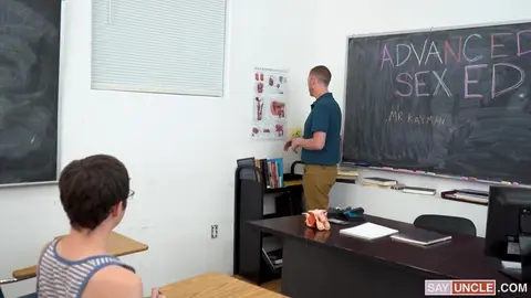Bienvenue en éducation sexuelle: Baisse ton pantalon et fais une pipe à ton prof