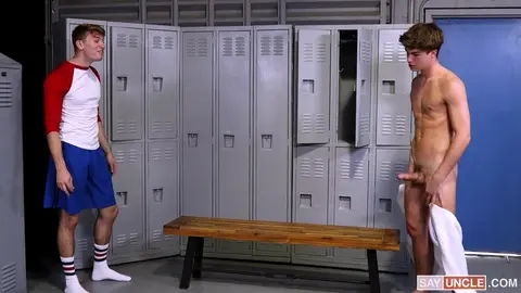 Le bully a une envie folle de bite dans les vestiaires!