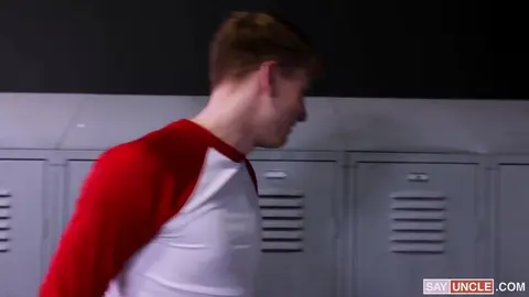 Le bully a une envie folle de bite dans les vestiaires!