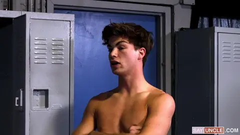 Le bully a une envie folle de bite dans les vestiaires!