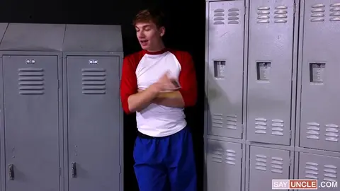 Le bully a une envie folle de bite dans les vestiaires!