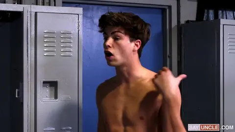 Le bully a une envie folle de bite dans les vestiaires!