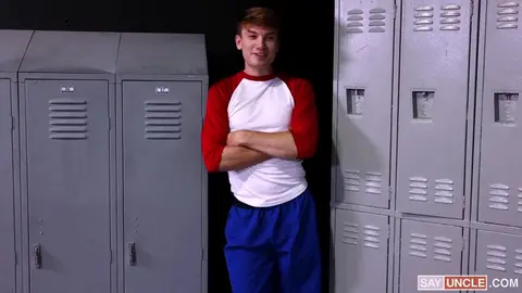 Le bully a une envie folle de bite dans les vestiaires!
