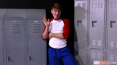 Le bully a une envie folle de bite dans les vestiaires!