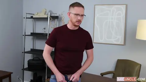 Le Twink Laisse Son Proviseur le Baiser Pour Éviter le Renvoi