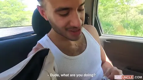 Le chauffeur baise son passager pour avoir reniflé son slip