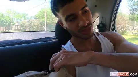 Le chauffeur baise son passager pour avoir reniflé son slip