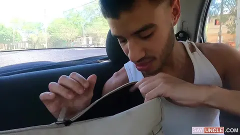 Le chauffeur baise son passager pour avoir reniflé son slip