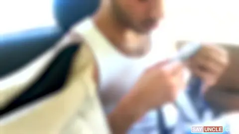 Le chauffeur baise son passager pour avoir reniflé son slip