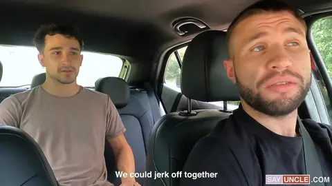 Un mec hétéro se fait défoncer par son chauffeur après que sa copine lui a posé un lapin