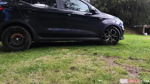 Un mec hétéro se fait défoncer par son chauffeur après que sa copine lui a posé un lapin