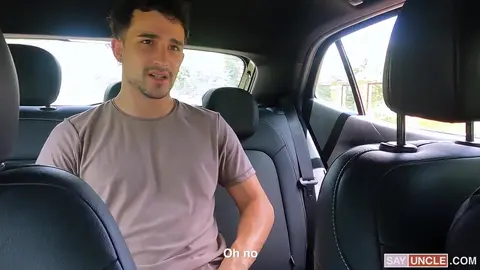 Un mec hétéro se fait défoncer par son chauffeur après que sa copine lui a posé un lapin