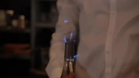 Canaillou succombe au charme du Barman