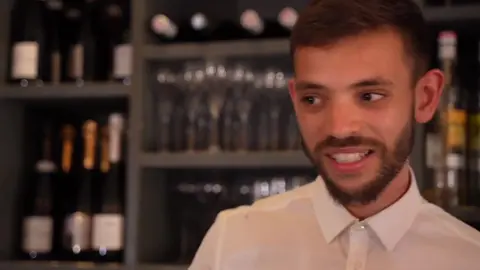 Canaillou succombe au charme du Barman