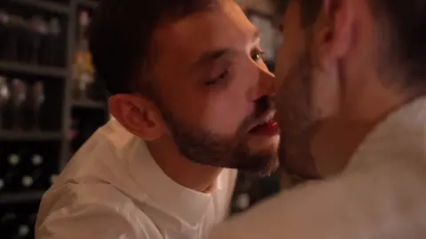 Canaillou succombe au charme du Barman