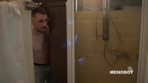 Il jouit dans mon trou