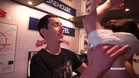Sexe torride dans la chambre de service du métro parisien