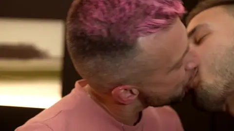 Alex Brand soumis à la grosse bite de Kevin Ass