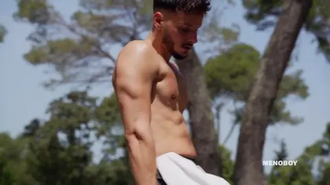 Stallion Fabio baise Elias dans un parc de Montpellier