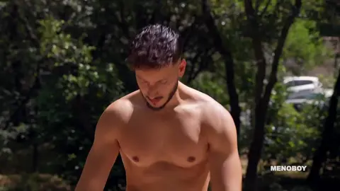 Stallion Fabio baise Elias dans un parc de Montpellier
